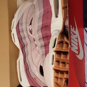 Women's size 10 Nike Air max 95 color rose and punch.